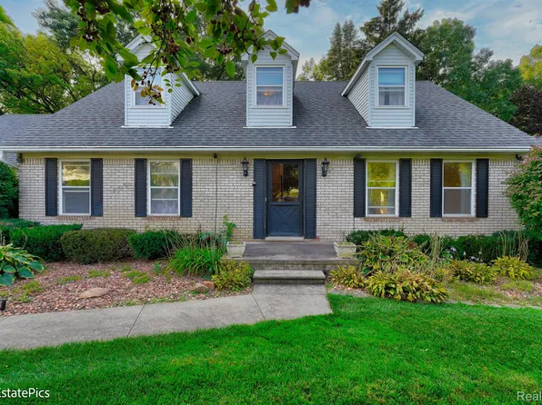 396 Melinda Cir, White Lake, MI 48386
