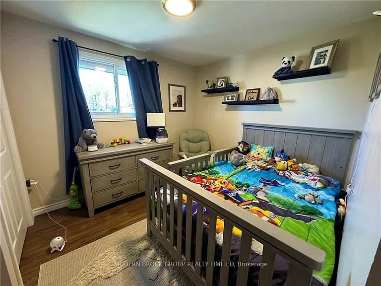 784 Comstock Cres — Photo 8