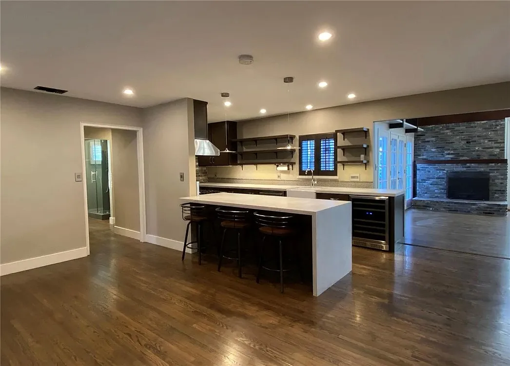 3 bed, 2319 sqft, $5,600 — Photo 4