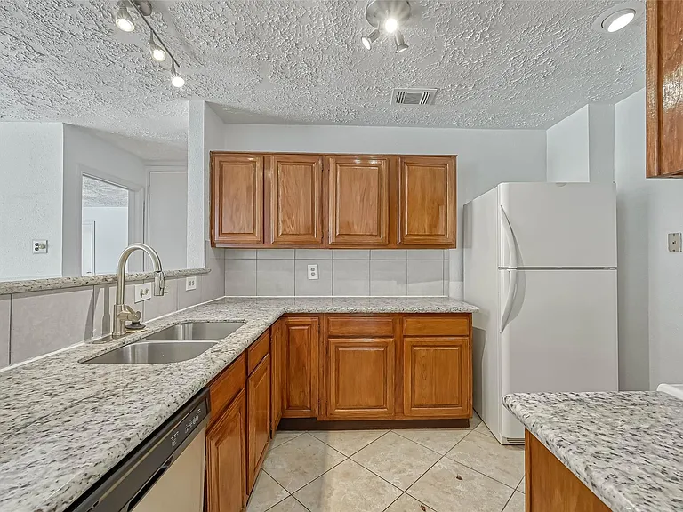 16319 La Luna Dr — Photo 17