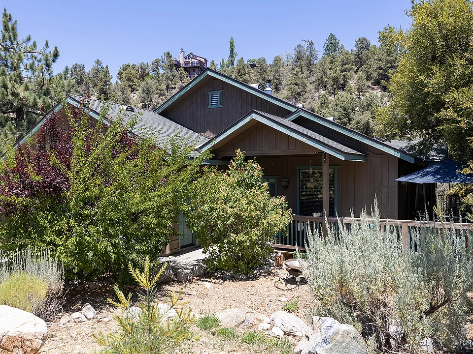 2048 Woodland Dr