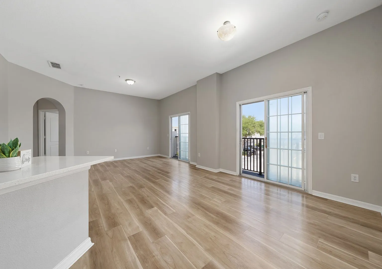 Beautiful 2-Bedroom Townhome in Carter Glen Community — Photo 4