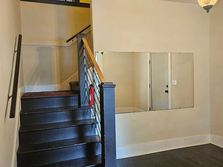 318-320 W Myrtle St — Photo 24