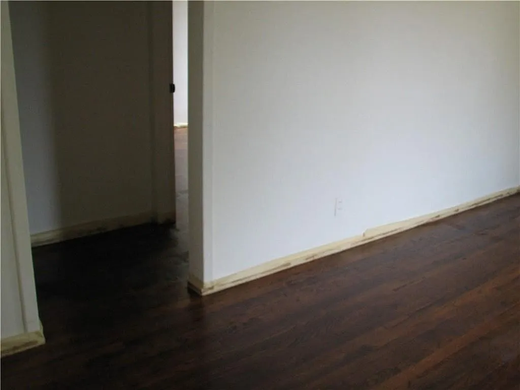 3 bed, 1.0 bath, 734 sqft, $900 — Photo 3