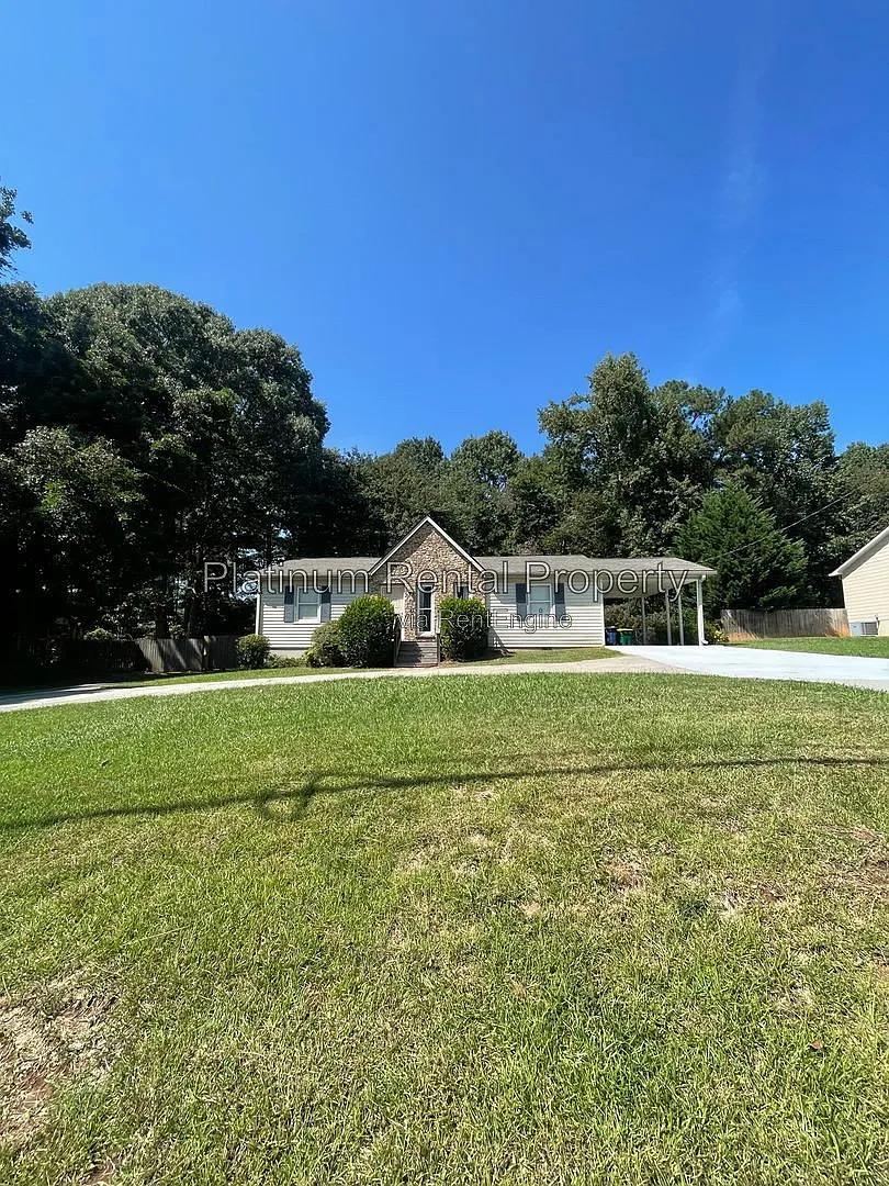 3 bed, 2.0 bath, 1315 sqft, $1,999 — Photo 3