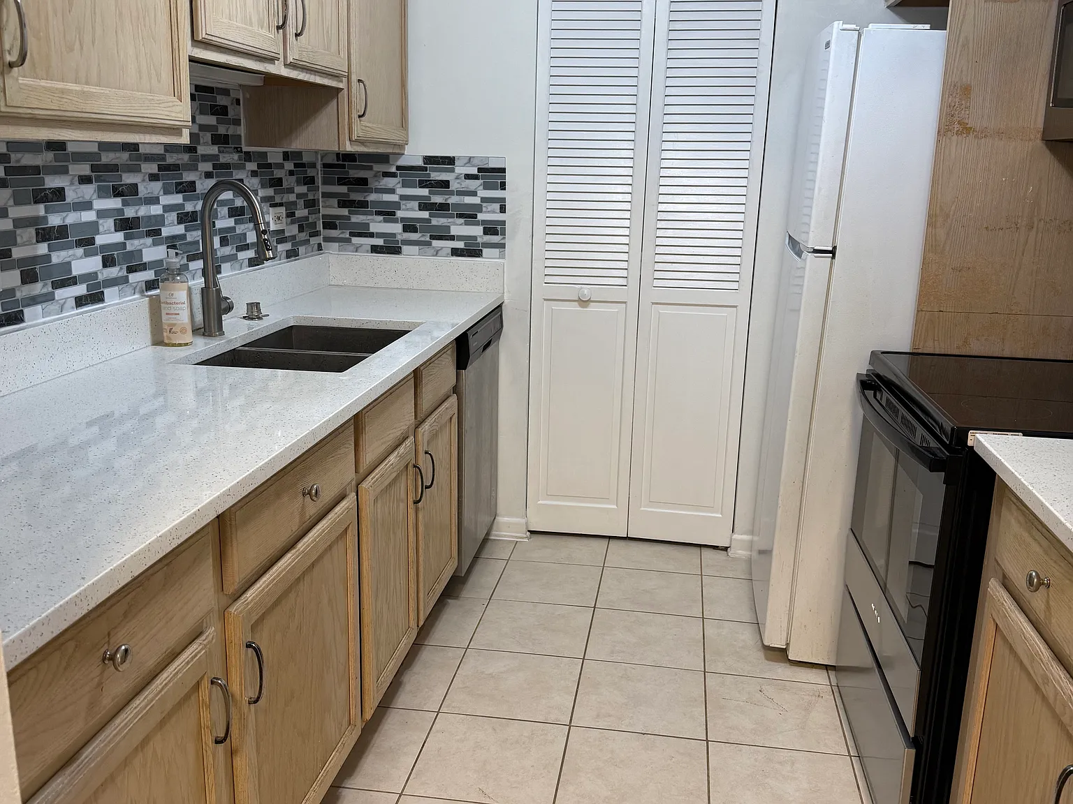 2 bed, 880 sqft, $1,900 — Photo 2