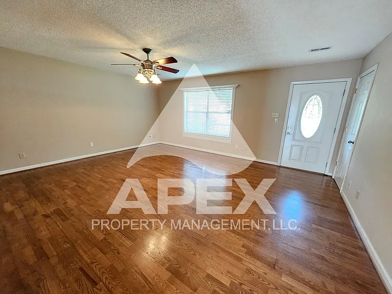 2528 Cinema Dr — Photo 6