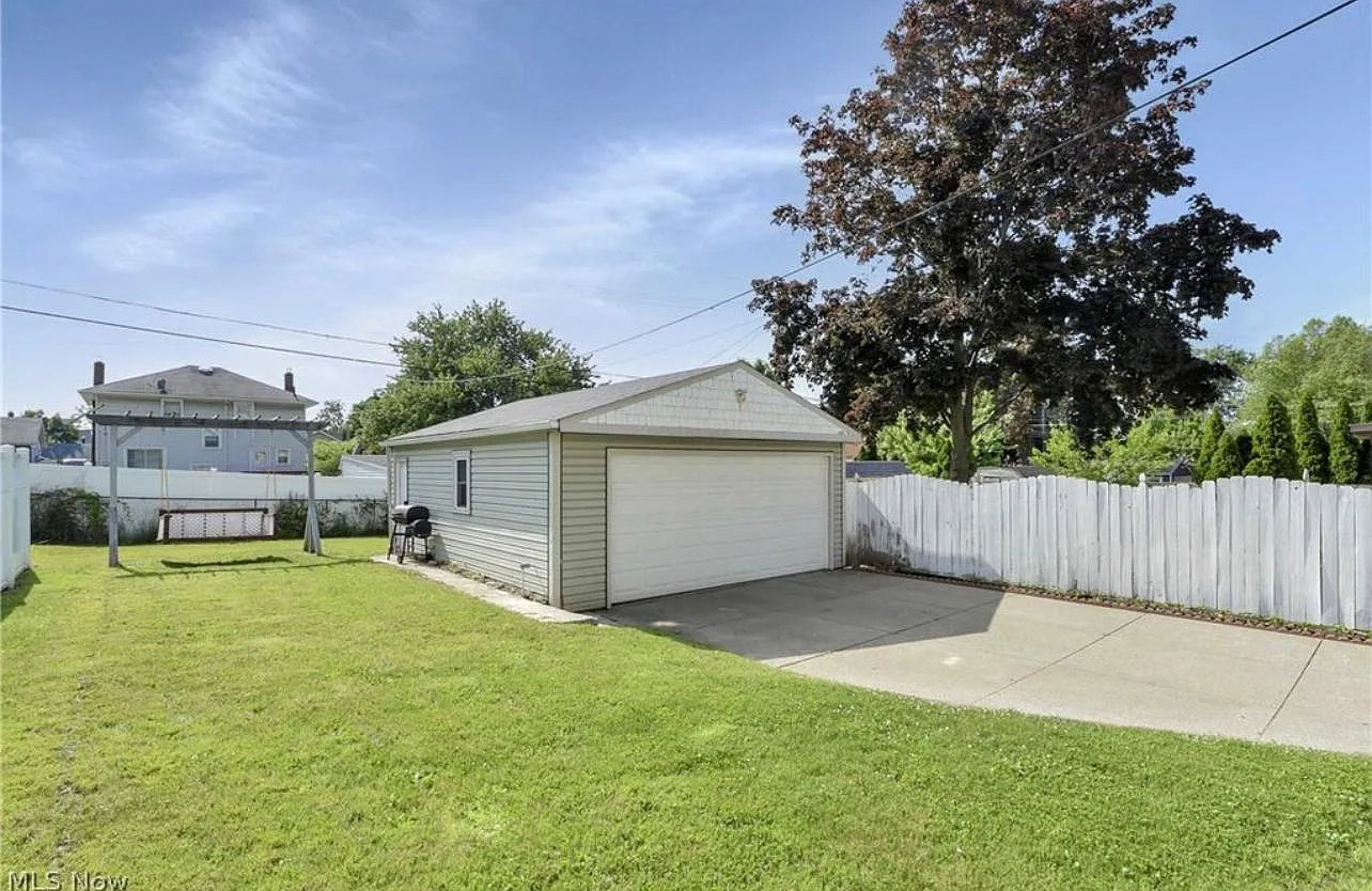 1644 Grace Ave — Photo 3