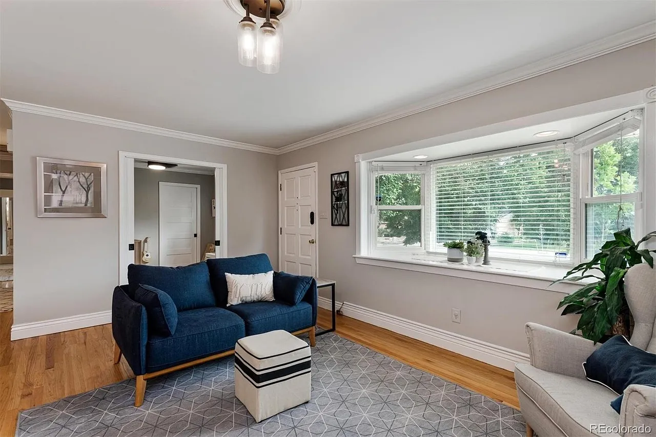 4 bed, 2400 sqft, $3,800 — Photo 3
