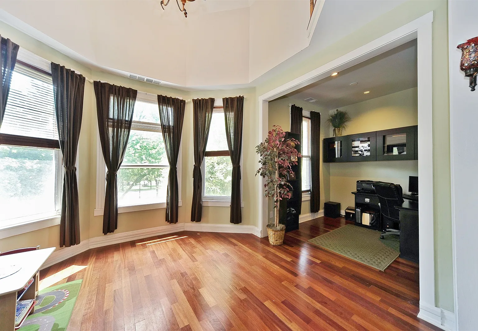 3 bed, 2200 sqft, $3,000 — Photo 3