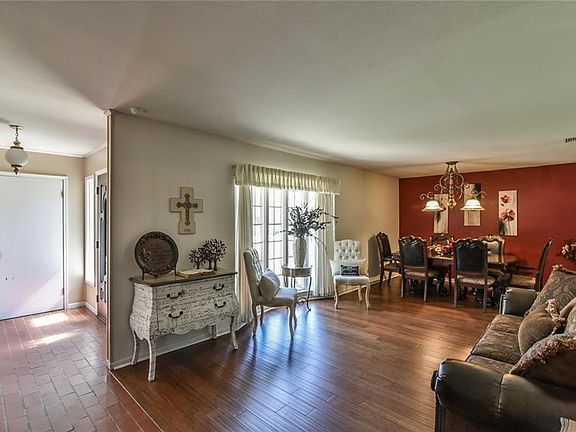 5th image of 1701 Surrey Cir