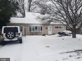 35 Viking Ln, Levittown, PA 19054