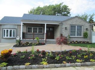 32 W Minerva Rd, Lindenhurst, NY 11757