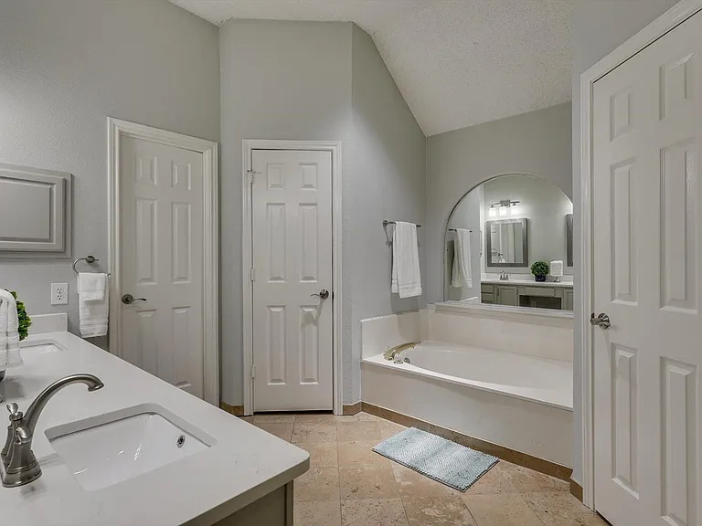 1717 Parkwood Dr — Photo 17