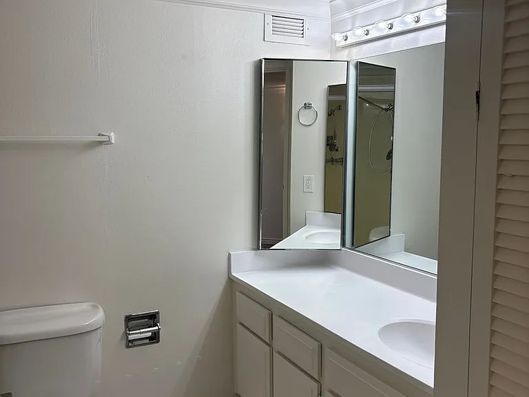 241 N Vine St — Photo 7