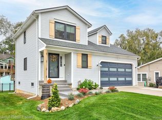 3893 Iris Dr, Waterford, MI