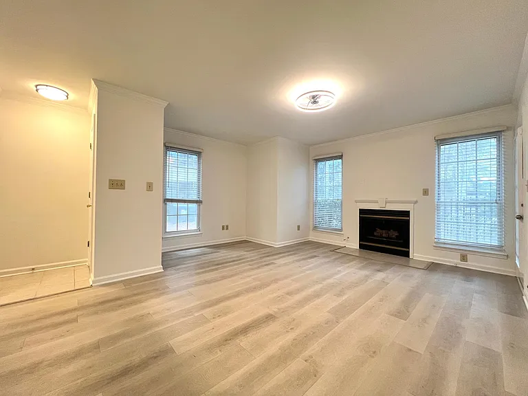 125 Granville Ct — Photo 2