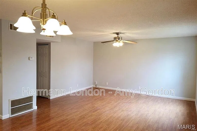 3 bed, 1.0 bath, 1024 sqft, $1,450 — Photo 2