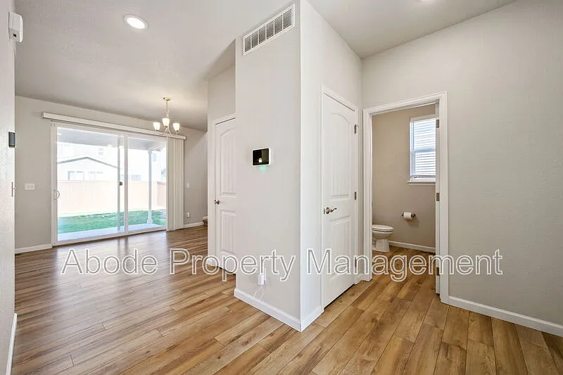4 bed, 3.0 bath, 2220 sqft, $2,800 — Photo 2