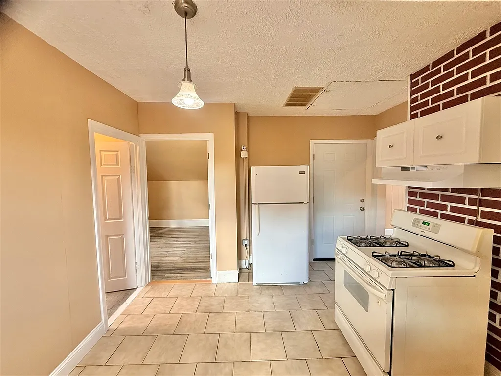 1 bed, 1.0 bath, 99999 sqft, $2,200 — Photo 3