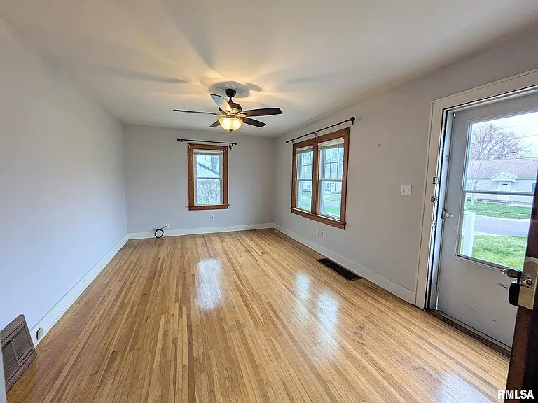 304 Redbud Dr — Photo 9
