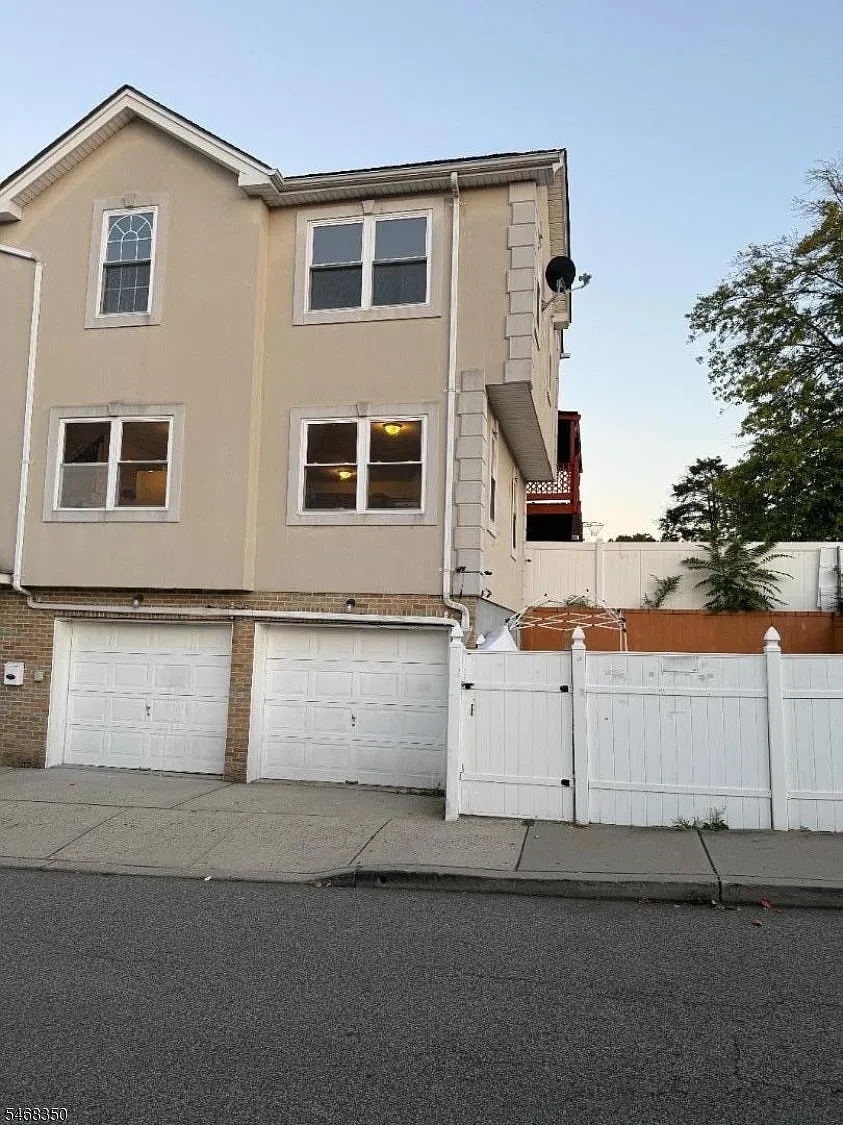 3 bed, 2.5 bath, $2,900 — Photo 1