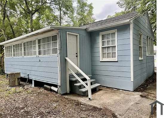 3 bed, 1300 sqft, $1,300 — Photo 2