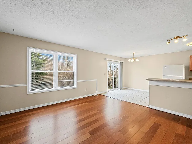 916 E Baker St — Photo 3