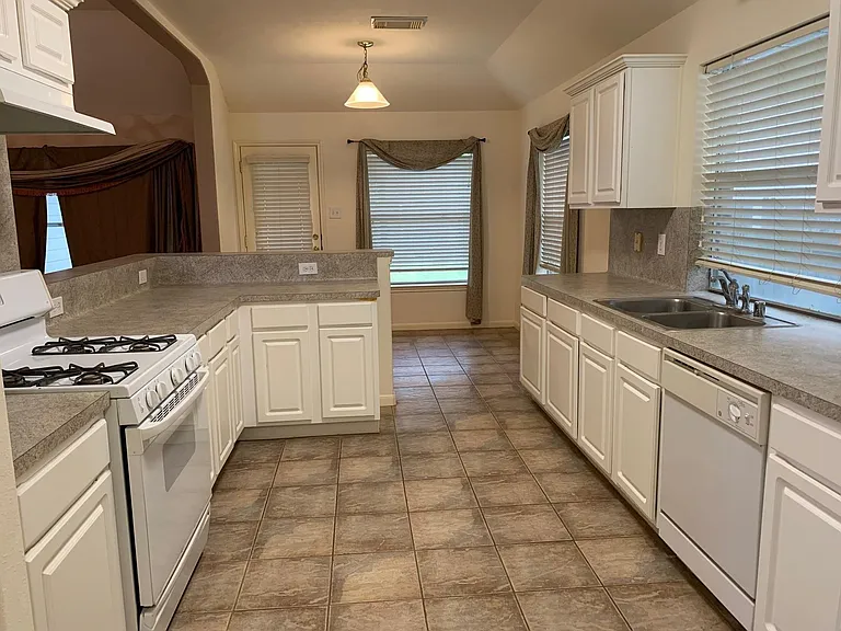 12918 Stratford Mill Ln — Photo 8