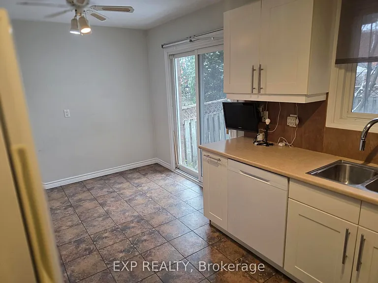 1296 Valerie Cres W — Photo 5