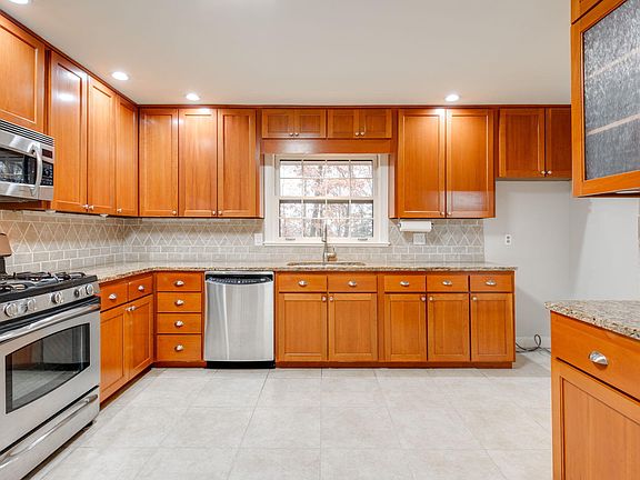 2nd image of 7107 Saratoga Ln