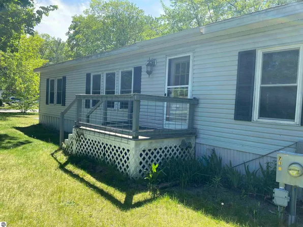 714 Glenwood Dr, Elk Rapids, MI 49629