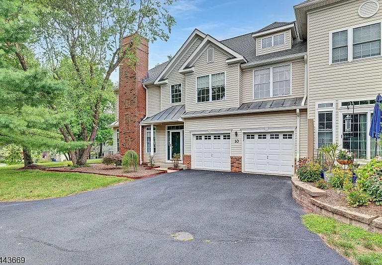 10 Stevens Ln — Photo 2