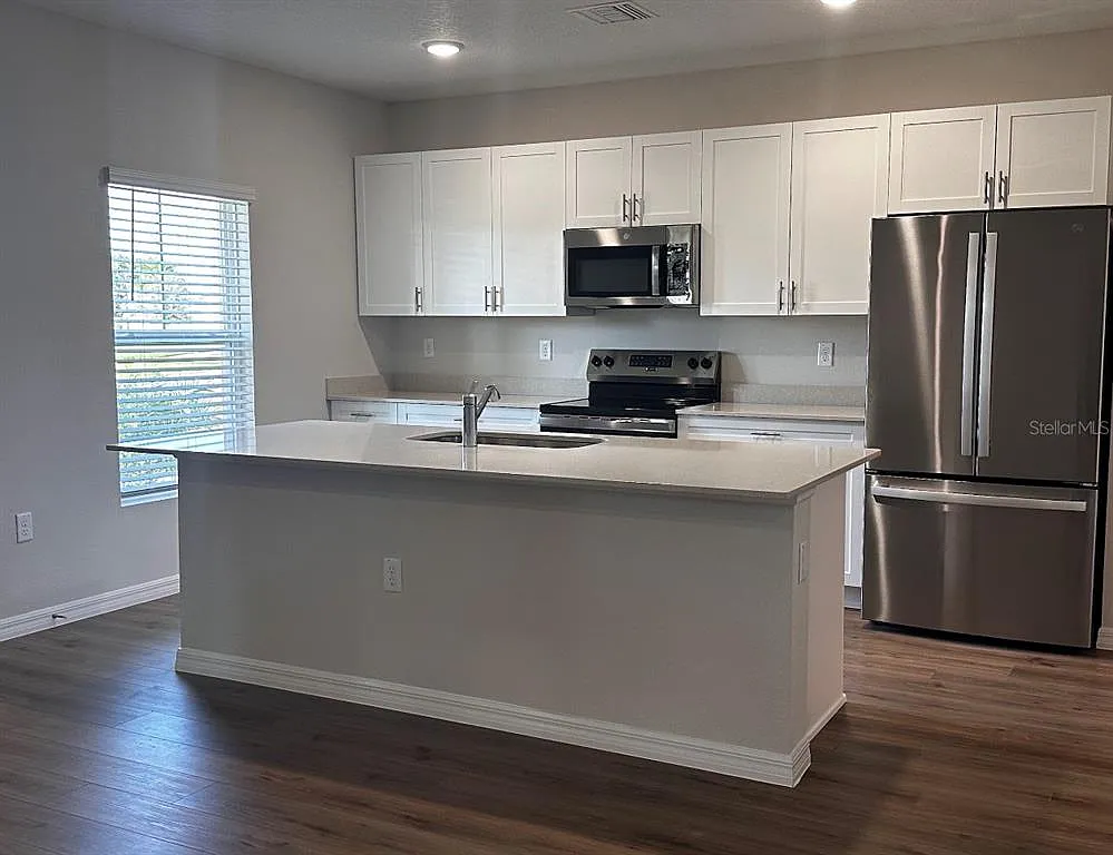 4 bed, 2.5 bath, 2301 sqft, $2,100 — Photo 3
