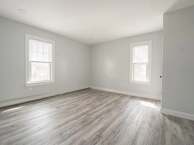 194 N Chestnut St — Photo 3