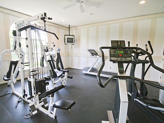 3rd image of 411 Village Green Blvd APT 101