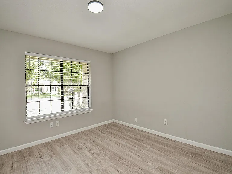 22018 Grand Forks Dr — Photo 27