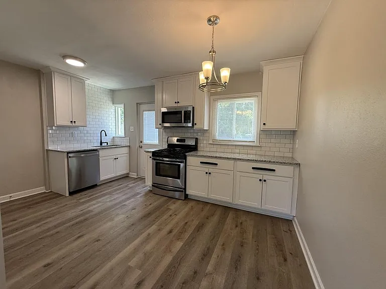 417 Graham St — Photo 5