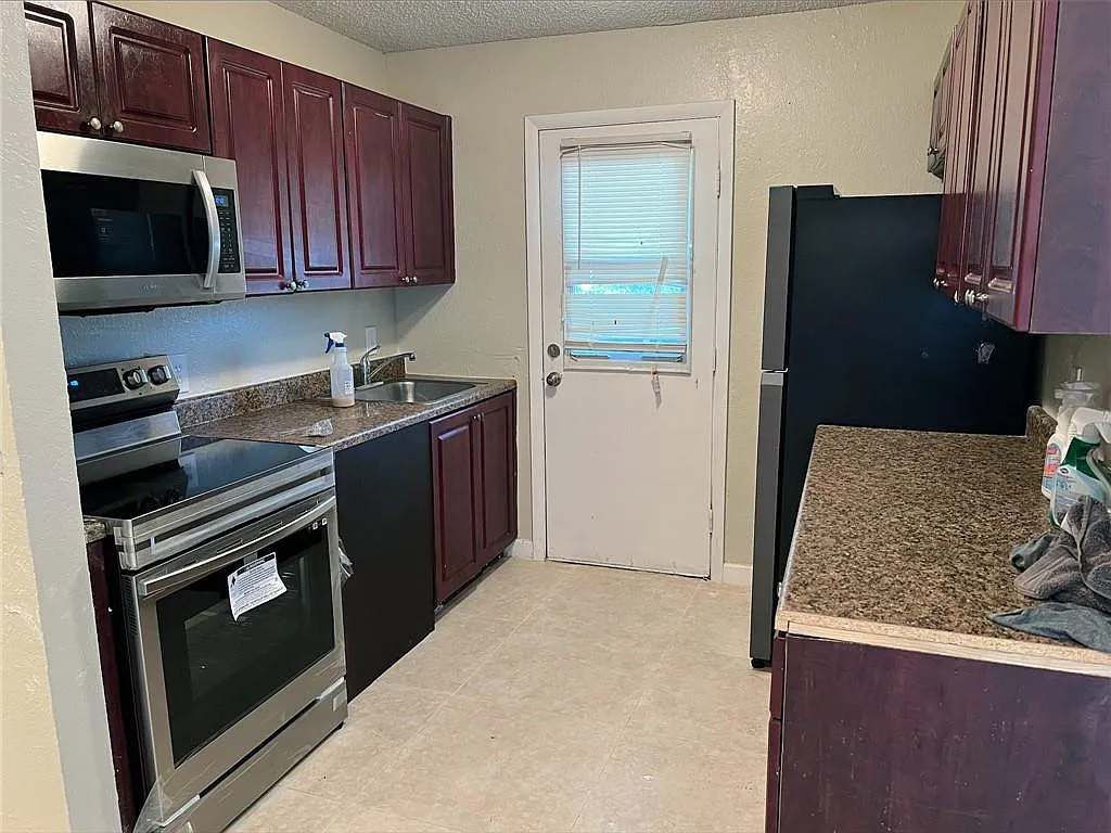 3 bed, 2.0 bath, 990 sqft, $2,400 — Photo 2