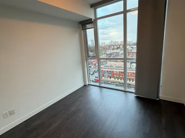 2055 Danforth Ave #910, Toronto, ON M4C 1J8