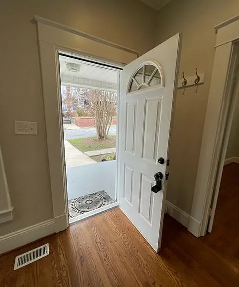 907 Englewood St — Photo 2
