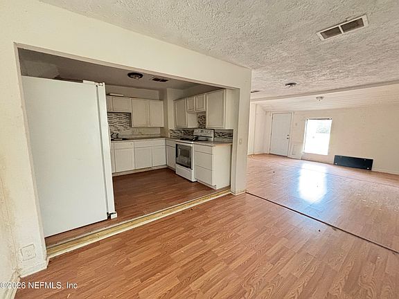 5th image of 875 PROSPECT Street