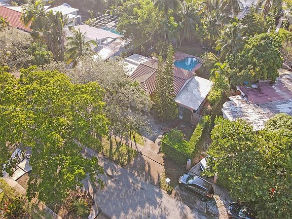 2nd image of 2052 Alamanda Dr