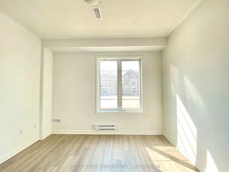 1362 William Halton Pkwy W — Photo 5