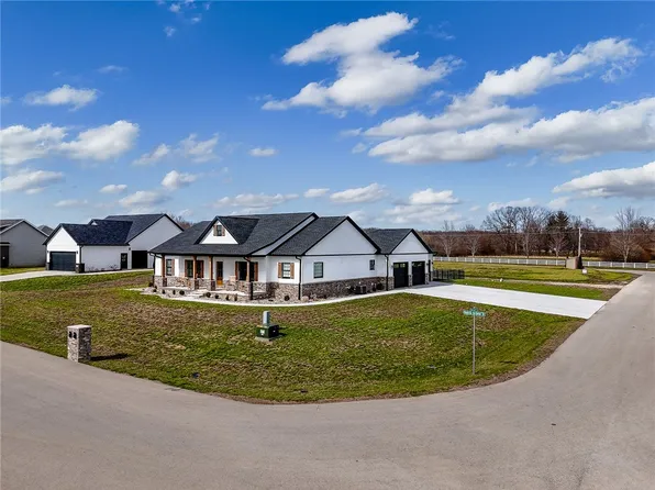 13212 Augusta National Dr, Effingham, IL 62401