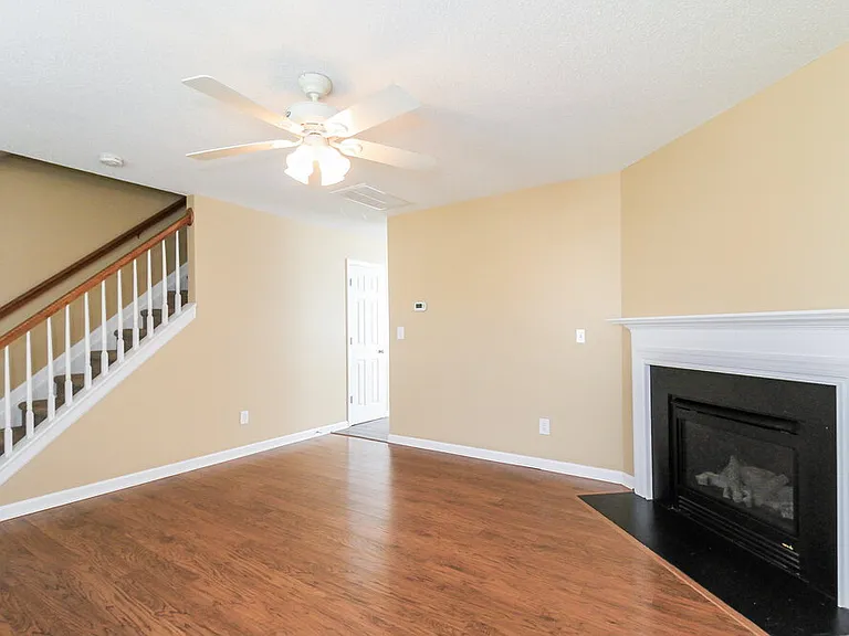 300 Creekview Dr — Photo 5