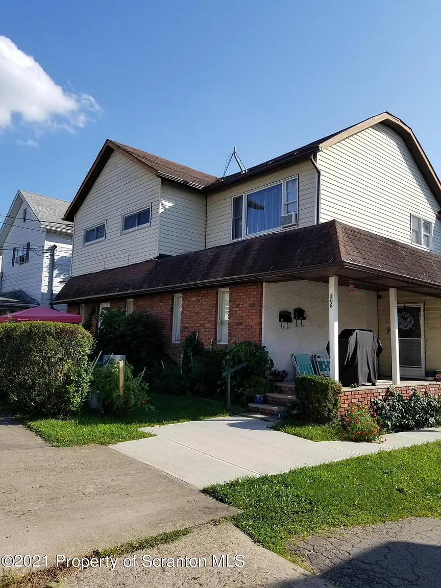 208 Bridge St photo 1