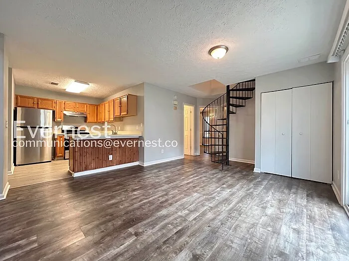 1336 Yorkshire Ln — Photo 2