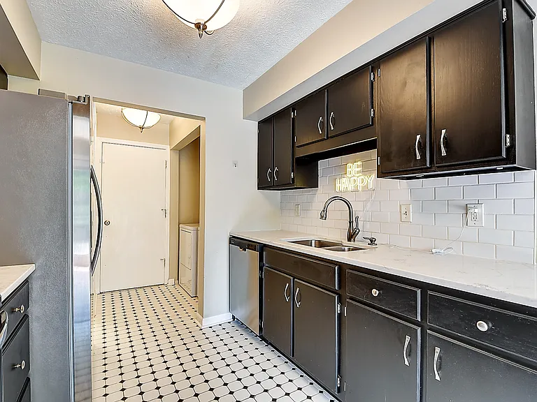 311 E Saint Clair St — Photo 11