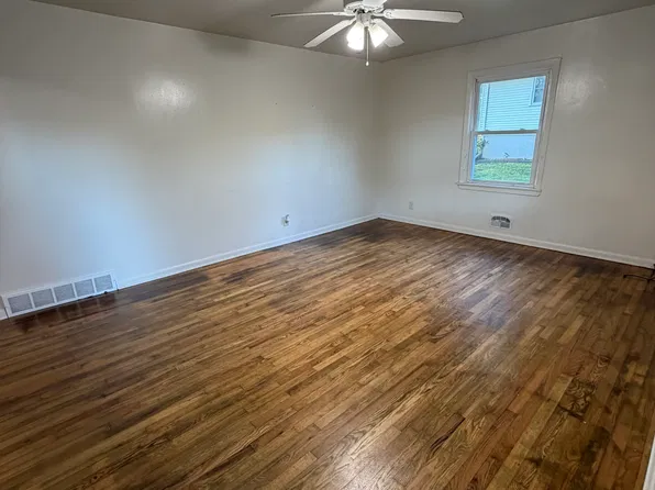 703 SW Mitchell St Unit B, Oak Grove, MO 64075